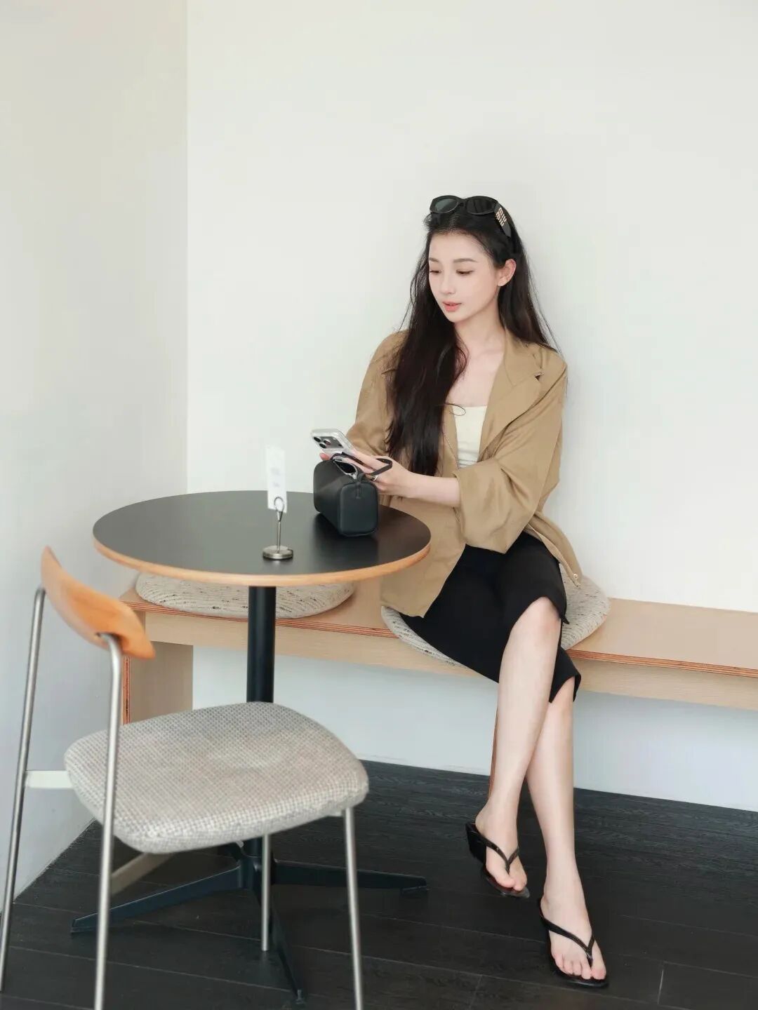 卡其色外套配骑行裤，咖啡馆出片姿势全拆解-第7张图片-风享汇