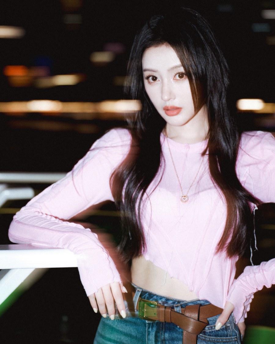 张天爱用矛盾穿搭解锁松弛野感，修身粉衫 + 堆堆长靴-第7张图片-风享汇