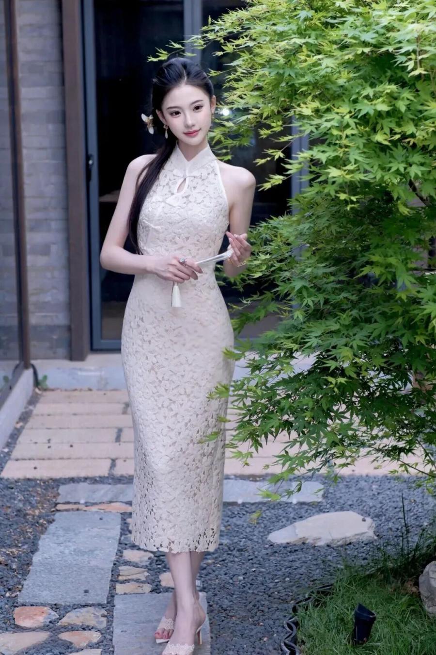 旗袍拍照这样摆：7个姿势拍出温婉好身材，显瘦又有气质-第4张图片-风享汇