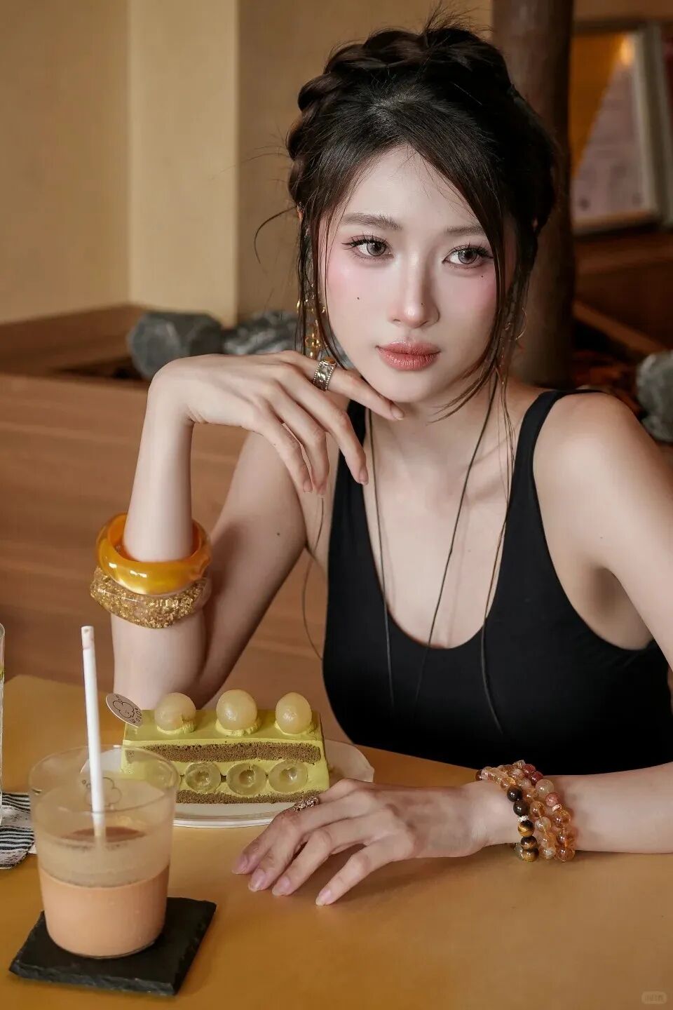 去咖啡店拍照，记住这10个姿势，显身材又自然-第2张图片-风享汇