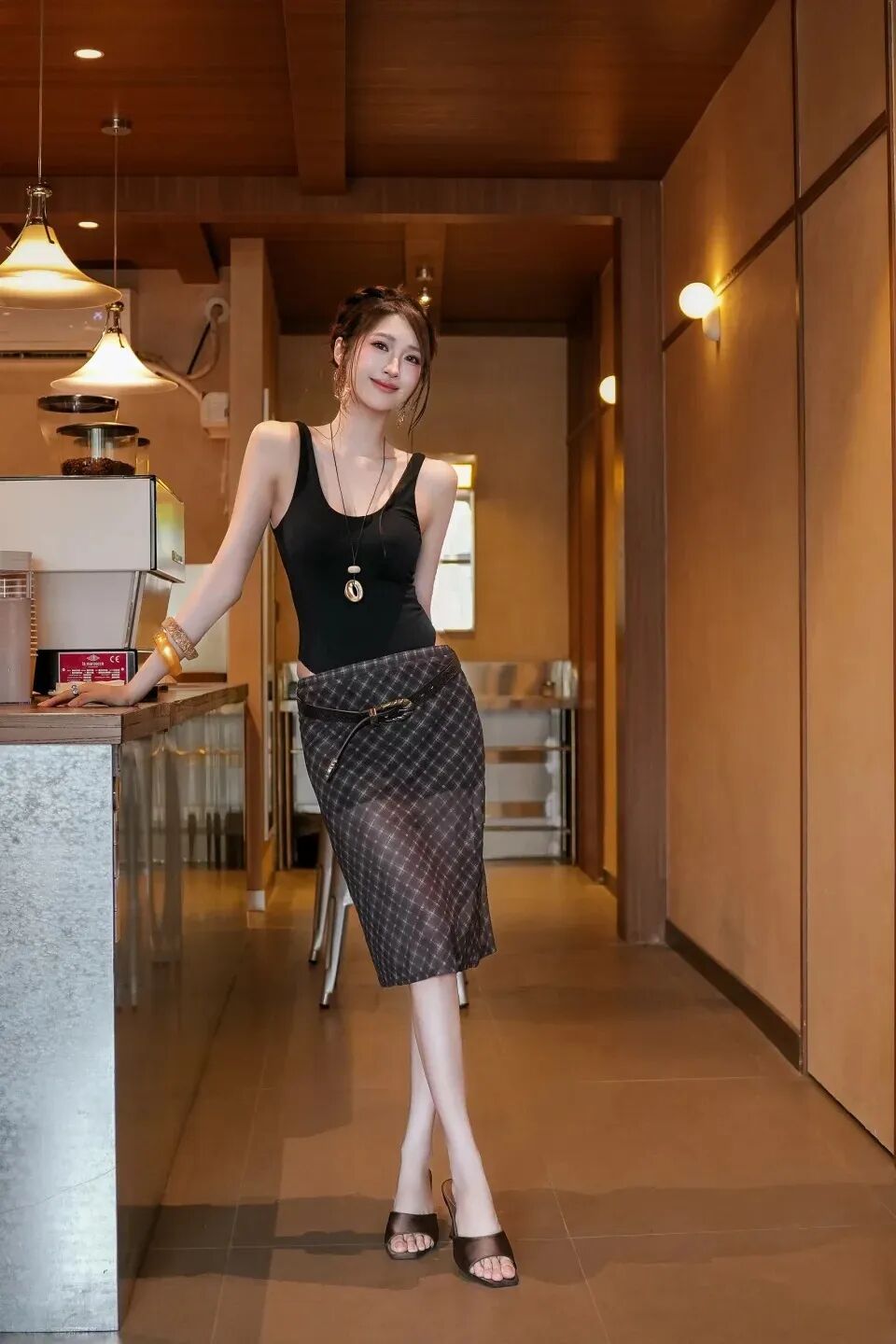 去咖啡店拍照，记住这10个姿势，显身材又自然-第8张图片-风享汇