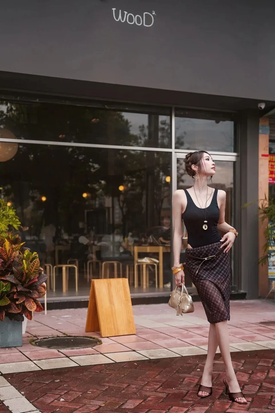 去咖啡店拍照，记住这10个姿势，显身材又自然-第11张图片-风享汇