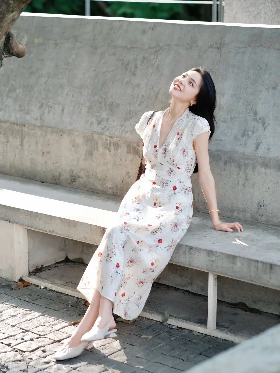 碎花裙出街怎么拍？9个拍照姿势，显瘦显高全搞定-第2张图片-风享汇