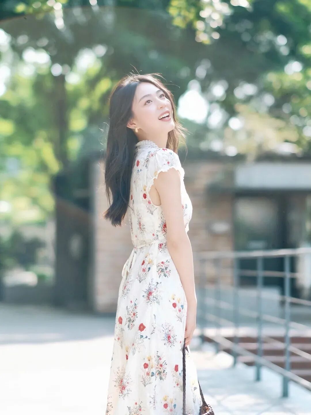 碎花裙出街怎么拍？9个拍照姿势，显瘦显高全搞定-第4张图片-风享汇