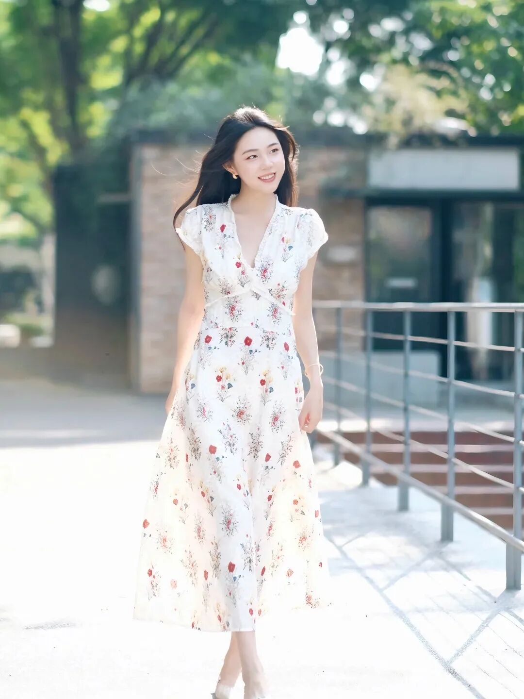 碎花裙出街怎么拍？9个拍照姿势，显瘦显高全搞定-第5张图片-风享汇