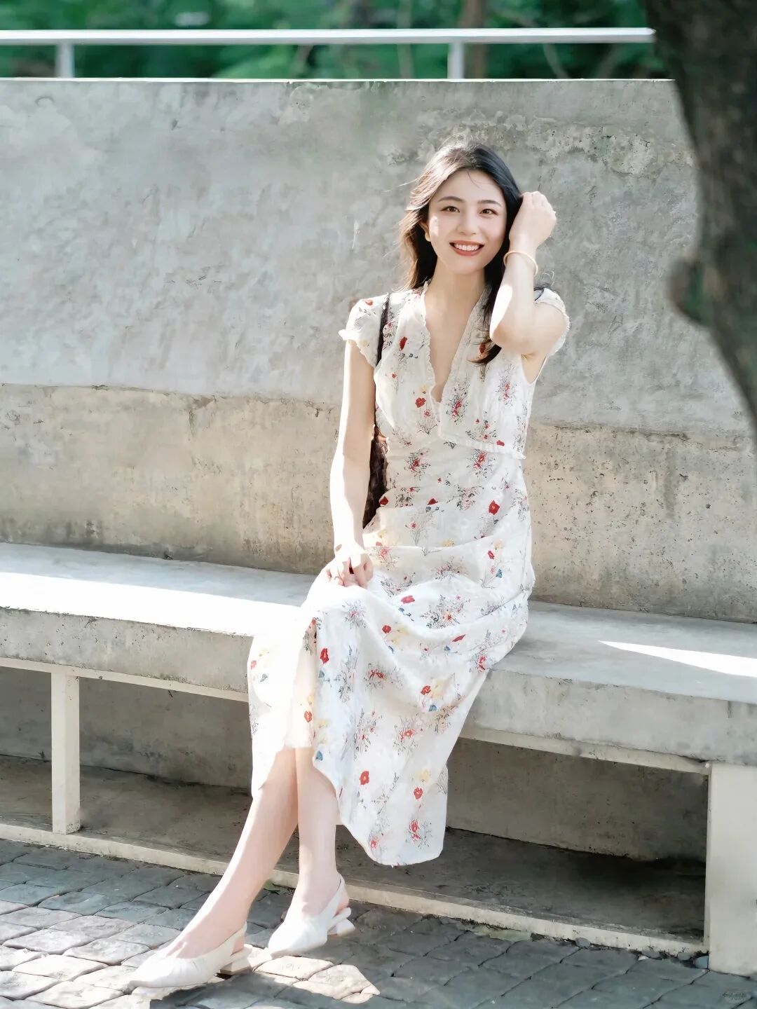 碎花裙出街怎么拍？9个拍照姿势，显瘦显高全搞定-第10张图片-风享汇
