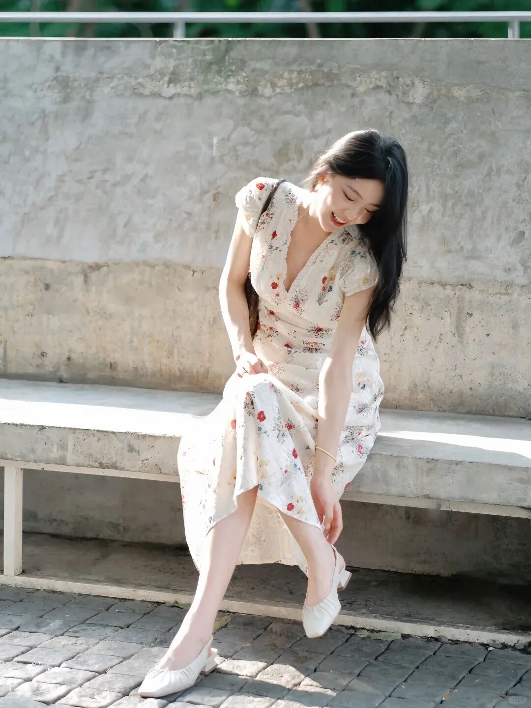碎花裙出街怎么拍？9个拍照姿势，显瘦显高全搞定-第9张图片-风享汇