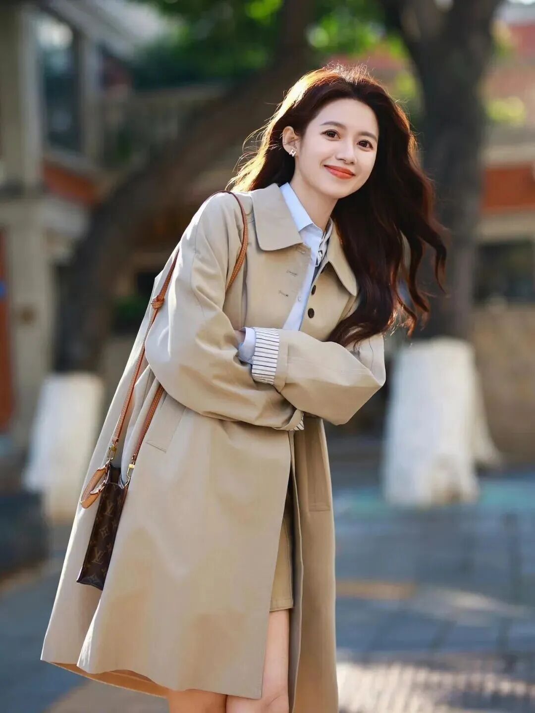 穿风衣拍照总像路人?9个姿势让你秒变街拍女主-第2张图片-风享汇 穿风衣拍照总像路人?9个姿势让你秒变街拍女主-第2张图片-风享汇