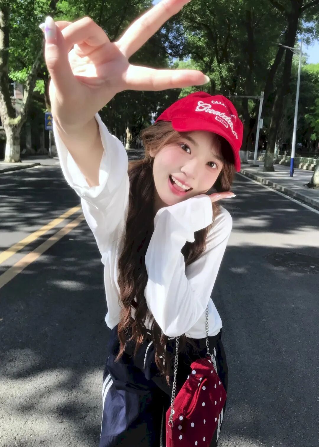 9个街头拍照姿势，运动风也能拍出元气大片，显腿长又上镜-第2张图片-风享汇