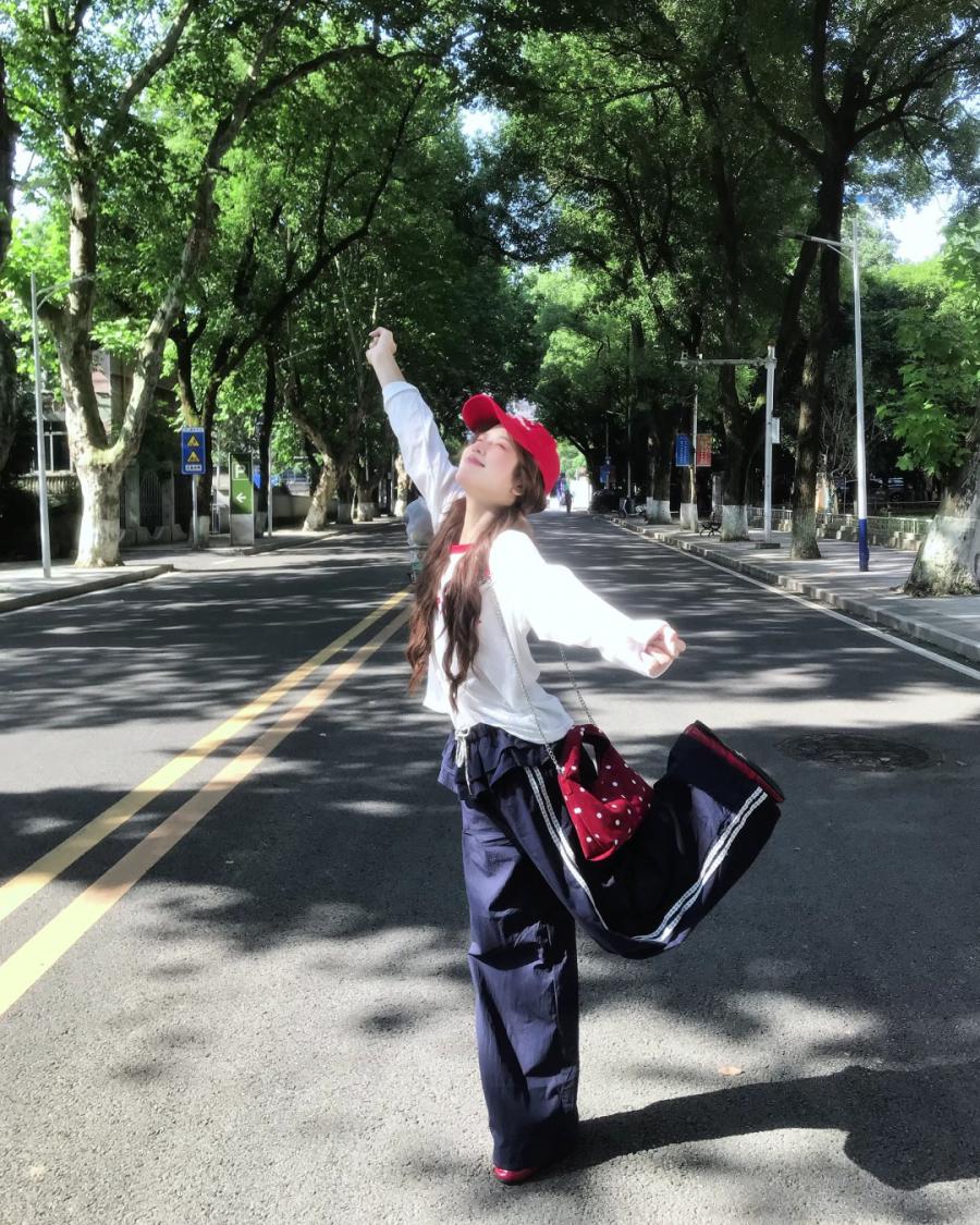 9个街头拍照姿势，运动风也能拍出元气大片，显腿长又上镜-第11张图片-风享汇
