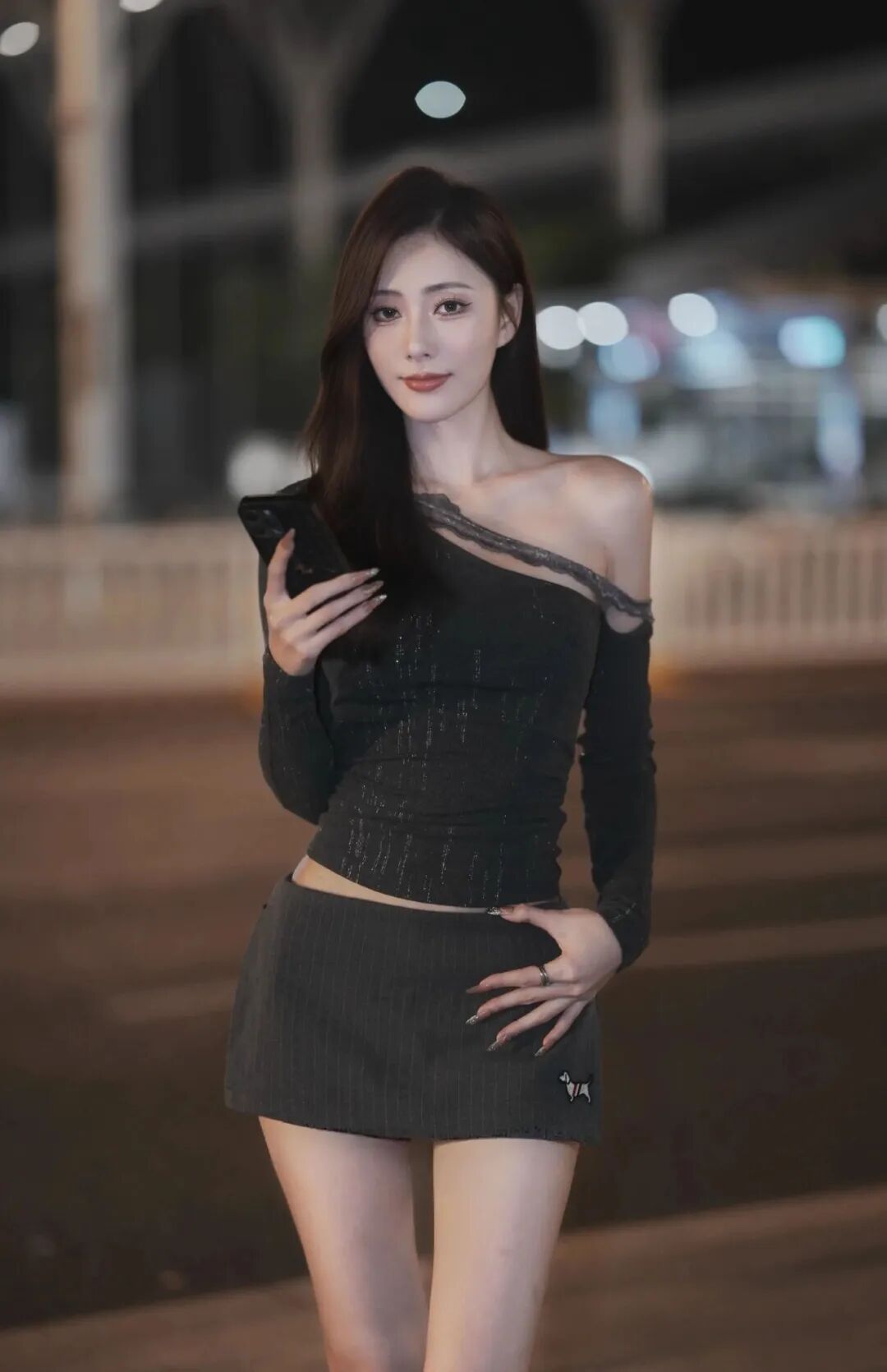 晚上拍照别傻站着！8个街拍姿势，显腿长显腰细还自然-第2张图片-风享汇