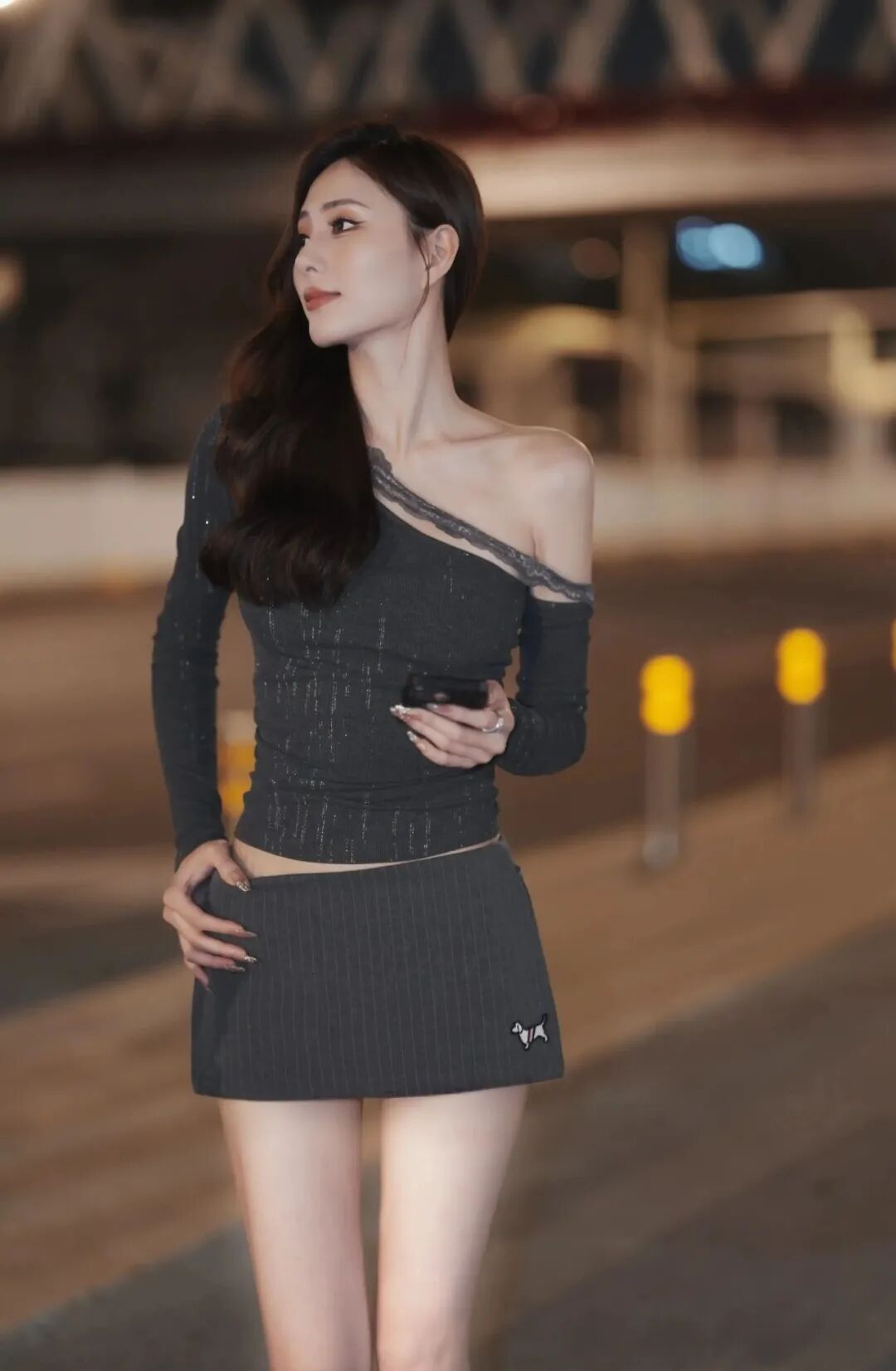 晚上拍照别傻站着！8个街拍姿势，显腿长显腰细还自然-第4张图片-风享汇