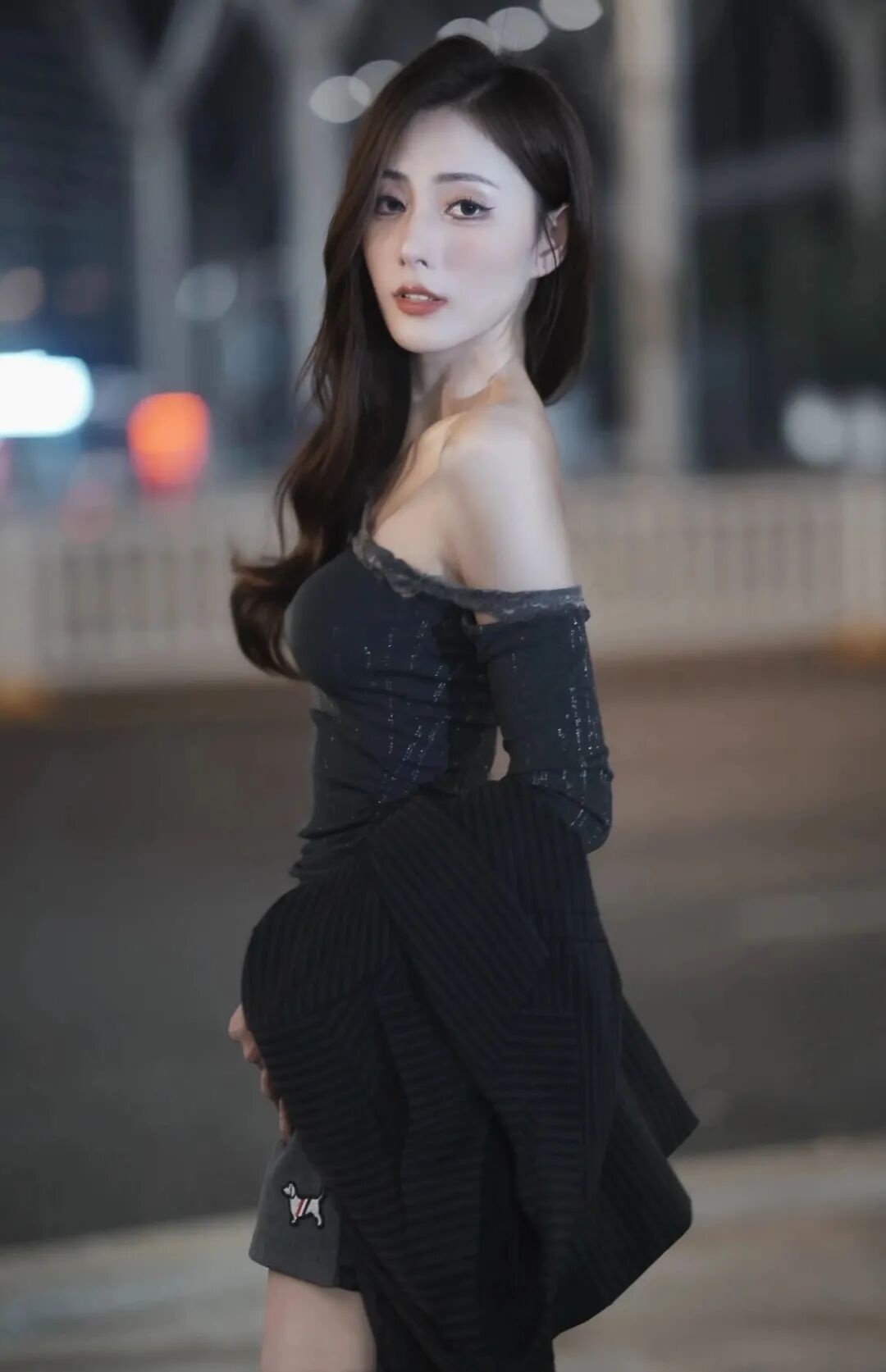 晚上拍照别傻站着！8个街拍姿势，显腿长显腰细还自然-第7张图片-风享汇