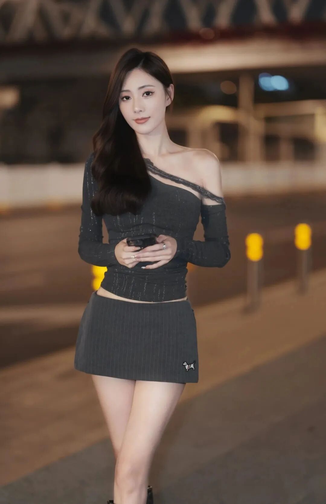 晚上拍照别傻站着！8个街拍姿势，显腿长显腰细还自然-第8张图片-风享汇