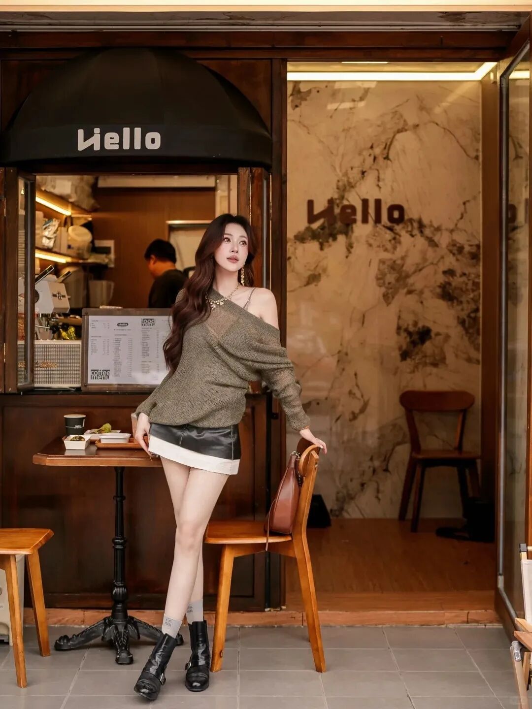 秋日慵懒穿搭｜咖啡店出片指南，站姿坐姿都给你安排好了-第8张图片-风享汇