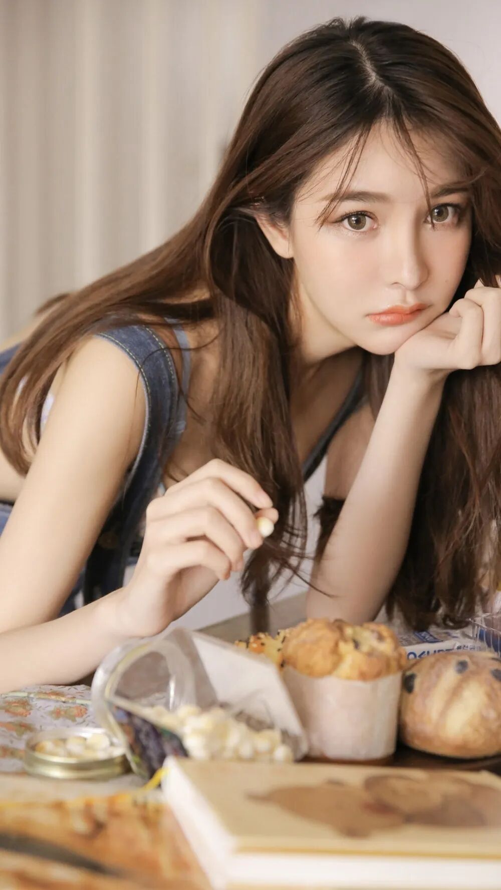 牛仔背带裤居家拍照指南：7个姿势，拍出松弛感和好身材-第5张图片-风享汇