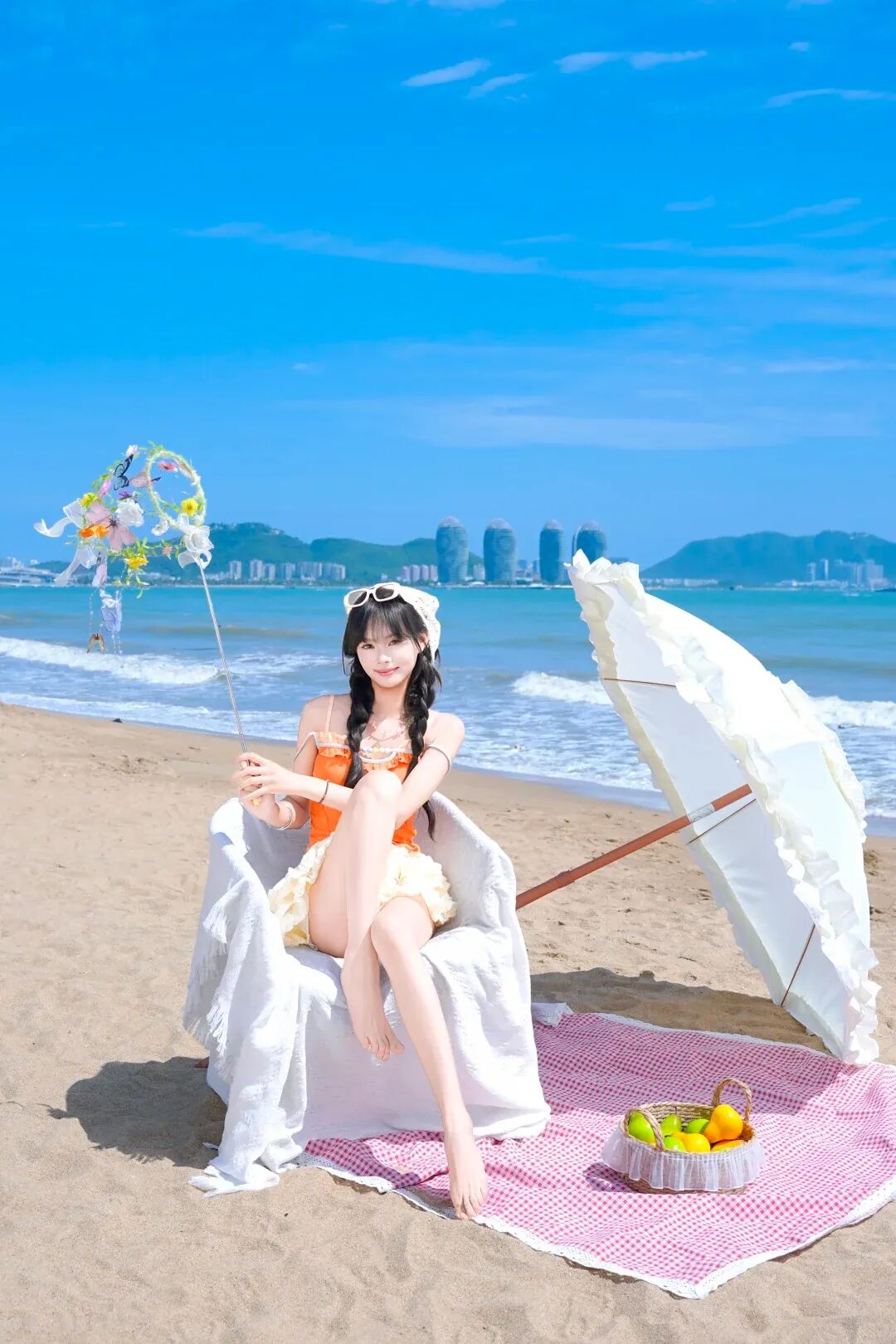 橘色吊带配蛋糕裙｜海甜拍照九个姿势，显腿长又上镜-第6张图片-风享汇
