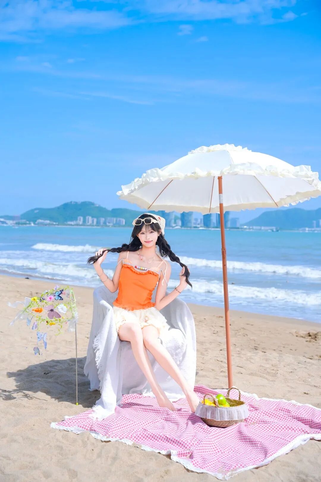 橘色吊带配蛋糕裙｜海甜拍照九个姿势，显腿长又上镜-第8张图片-风享汇