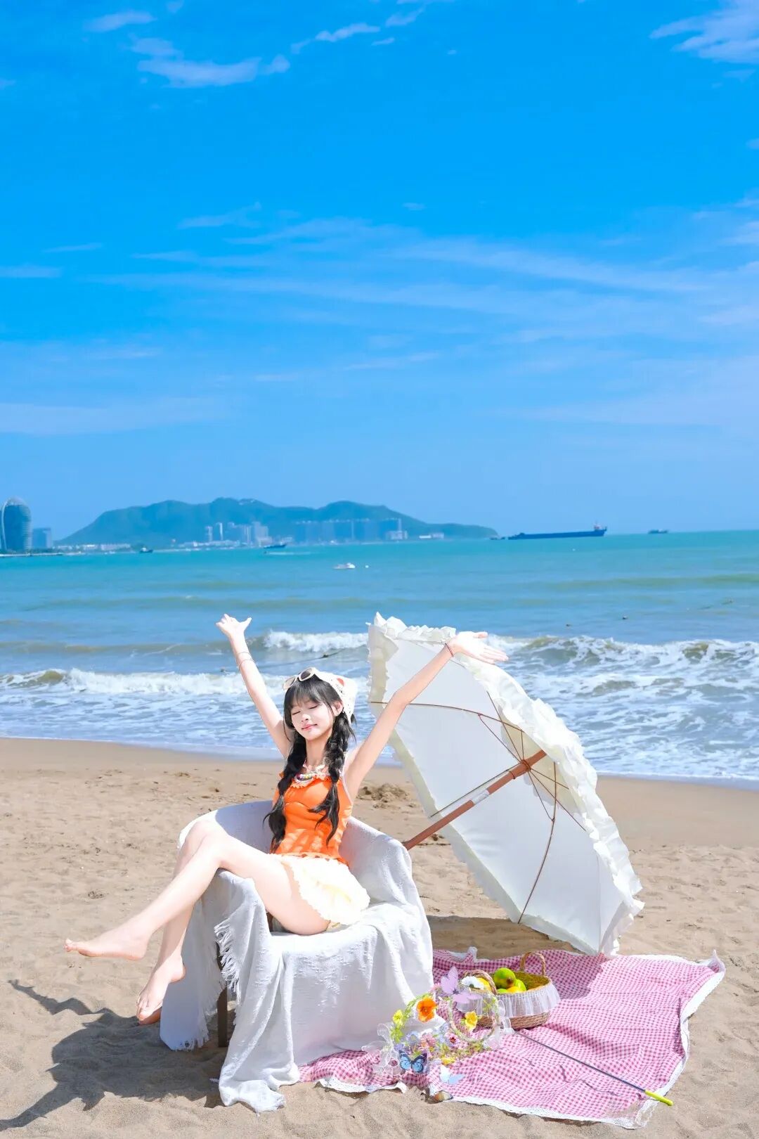 橘色吊带配蛋糕裙｜海甜拍照九个姿势，显腿长又上镜-第7张图片-风享汇