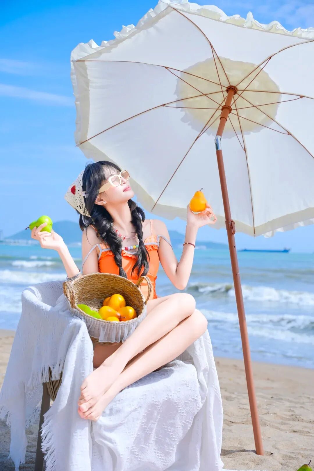 橘色吊带配蛋糕裙｜海甜拍照九个姿势，显腿长又上镜-第9张图片-风享汇