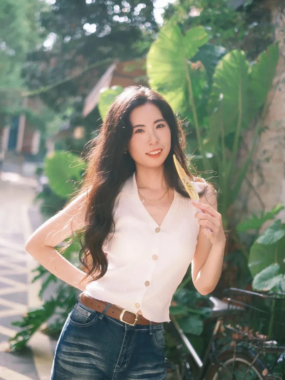 白背心配牛仔裤，老街巷子里的出片公式-第3张图片-风享汇