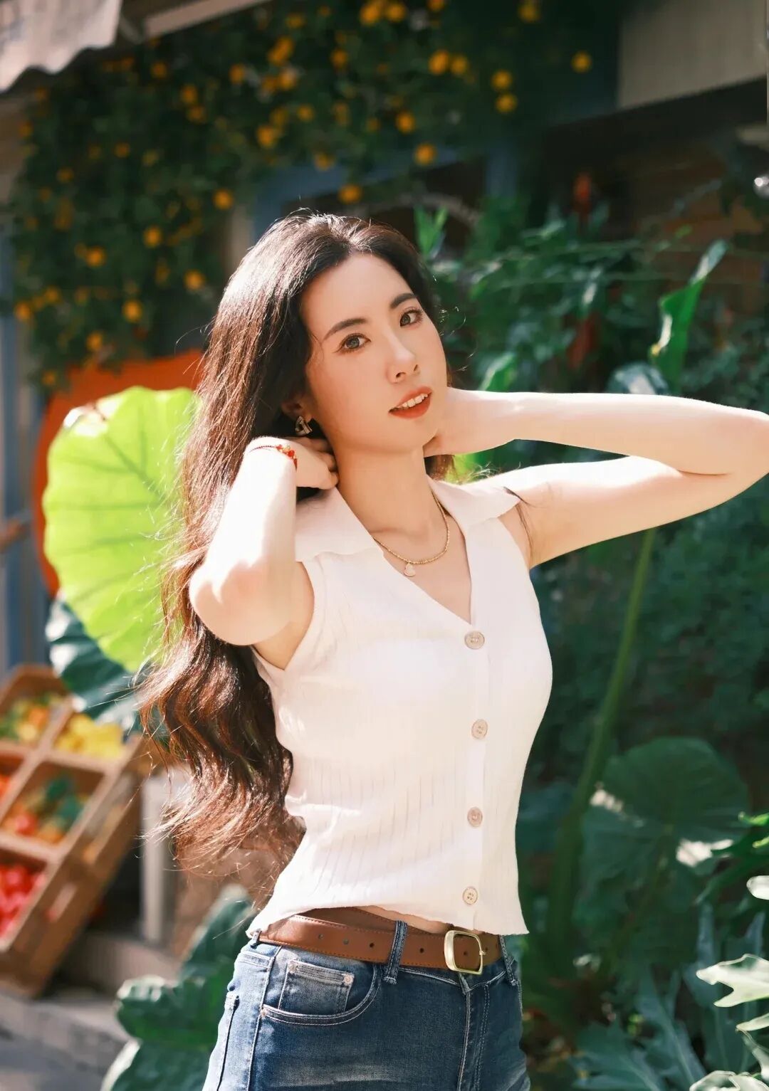 白背心配牛仔裤，老街巷子里的出片公式-第7张图片-风享汇