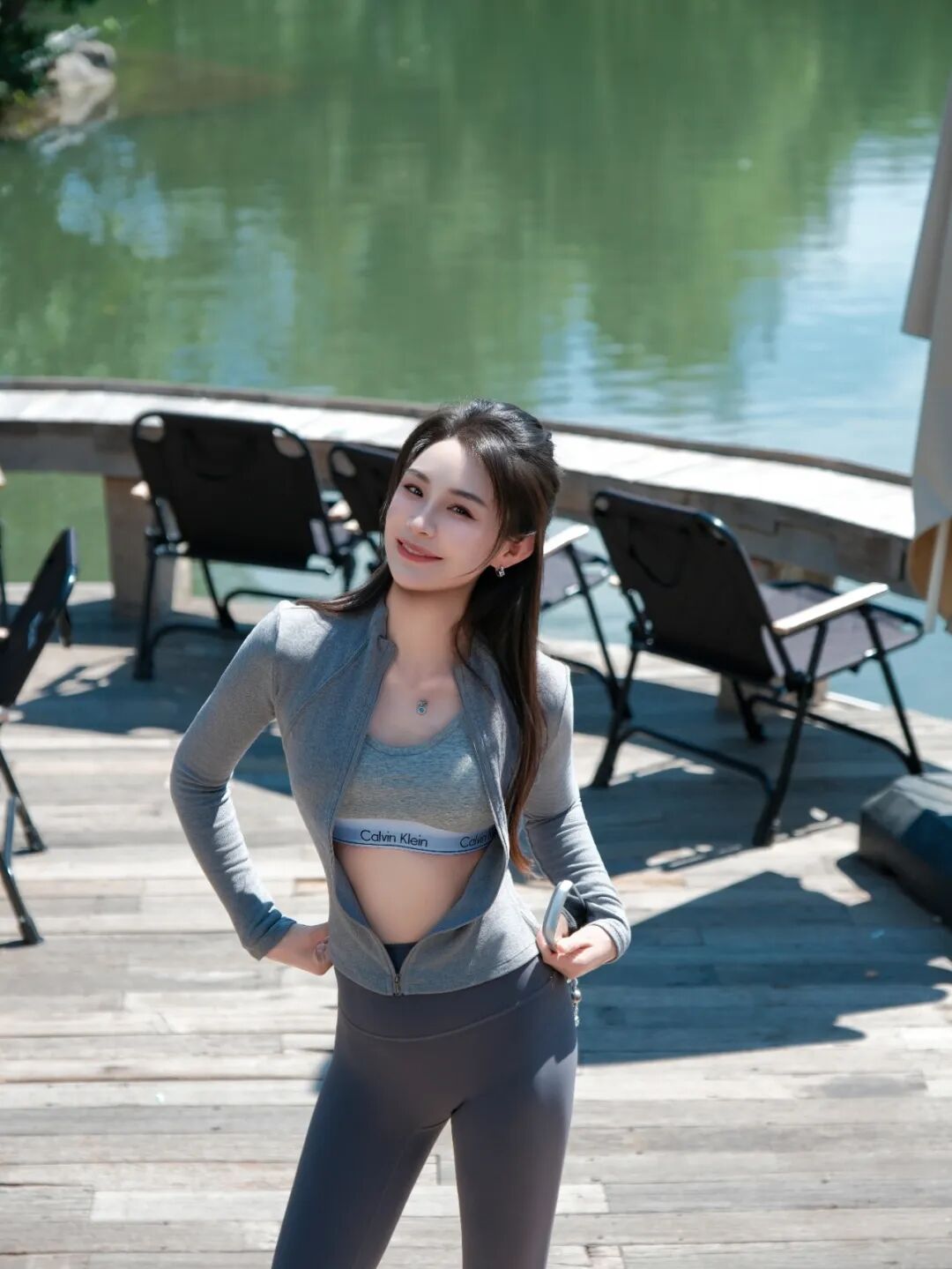 瑜伽服拍照｜7个姿势教你穿出好身材、拍出高级感-第6张图片-风享汇