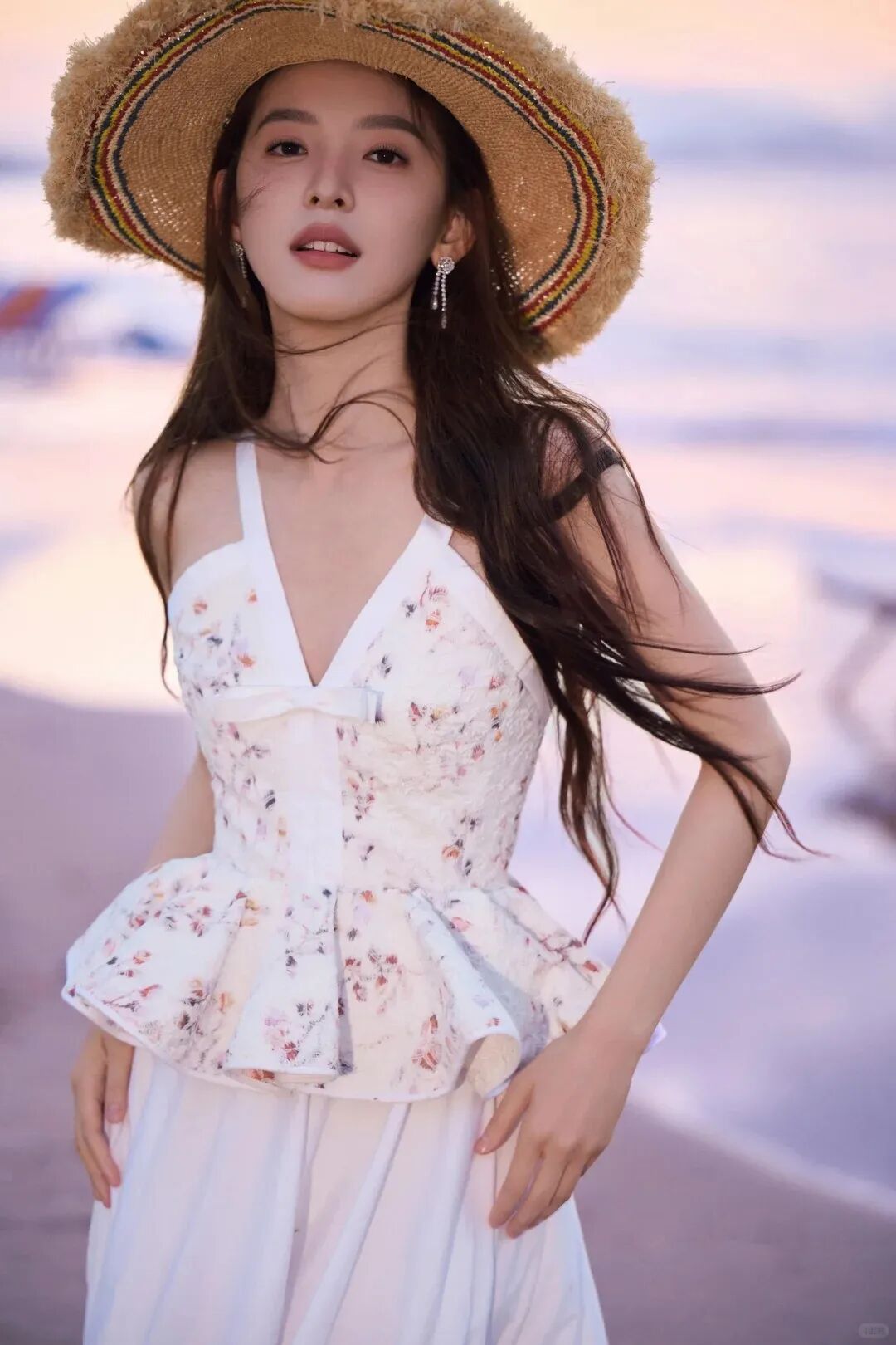 穿碎花白裙去海边｜9 个出片技巧，拍出满屏浪漫感-第4张图片-风享汇