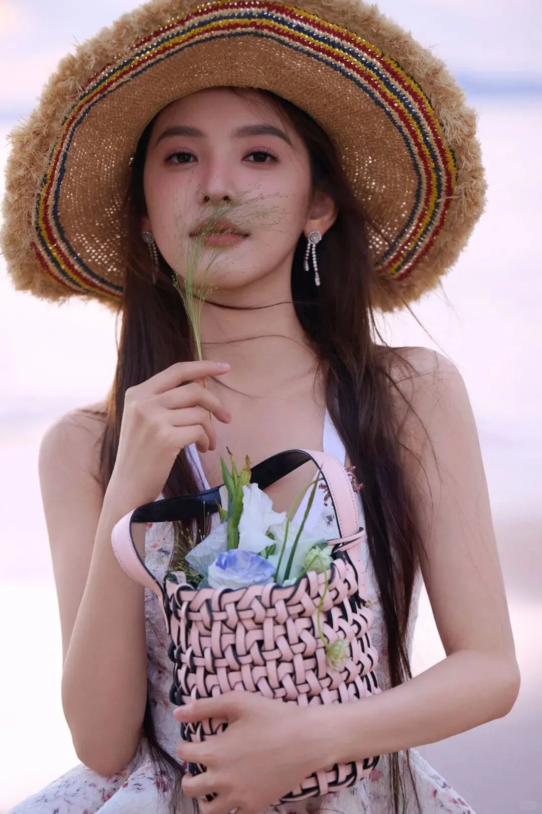 穿碎花白裙去海边｜9 个出片技巧，拍出满屏浪漫感-第2张图片-风享汇