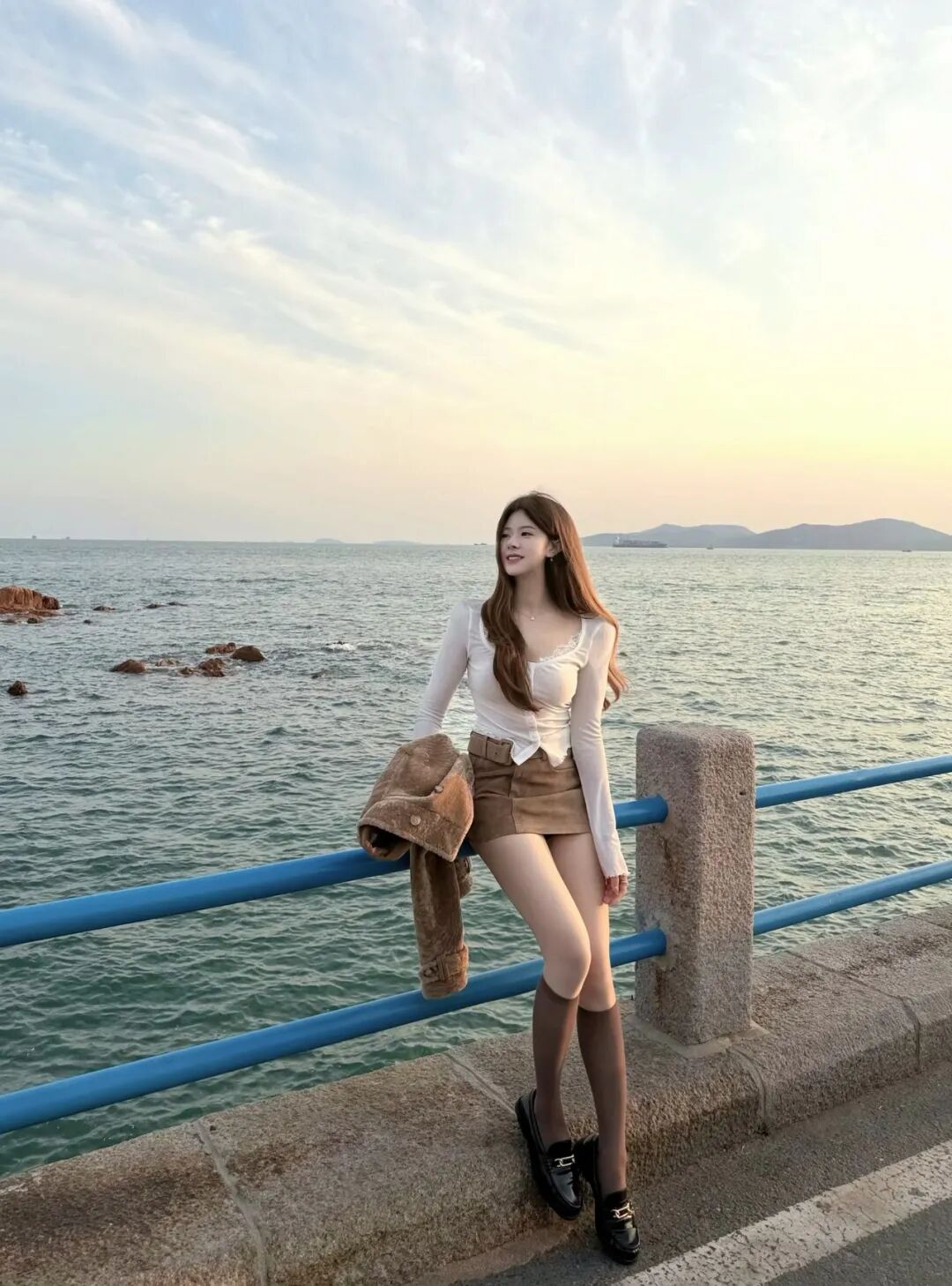 焦糖系秋日穿搭｜海边日落 + 老街拍照姿势全攻略-第9张图片-风享汇