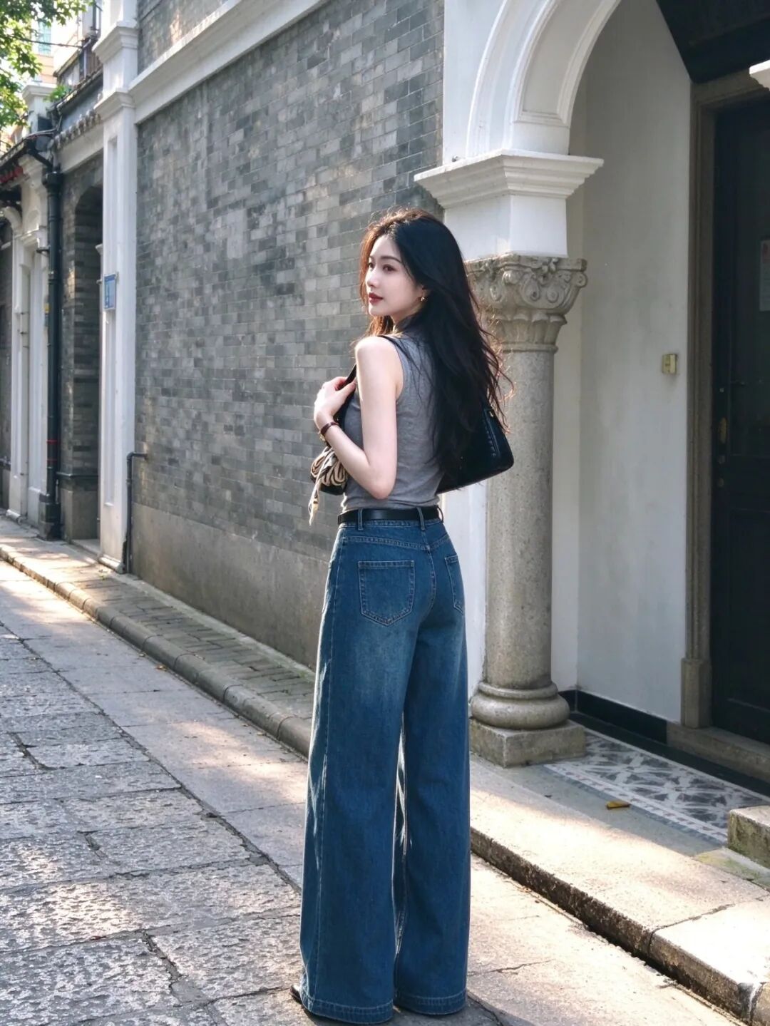 老街道街拍｜8个实用姿势，借对场景简约穿搭也出片-第5张图片-风享汇