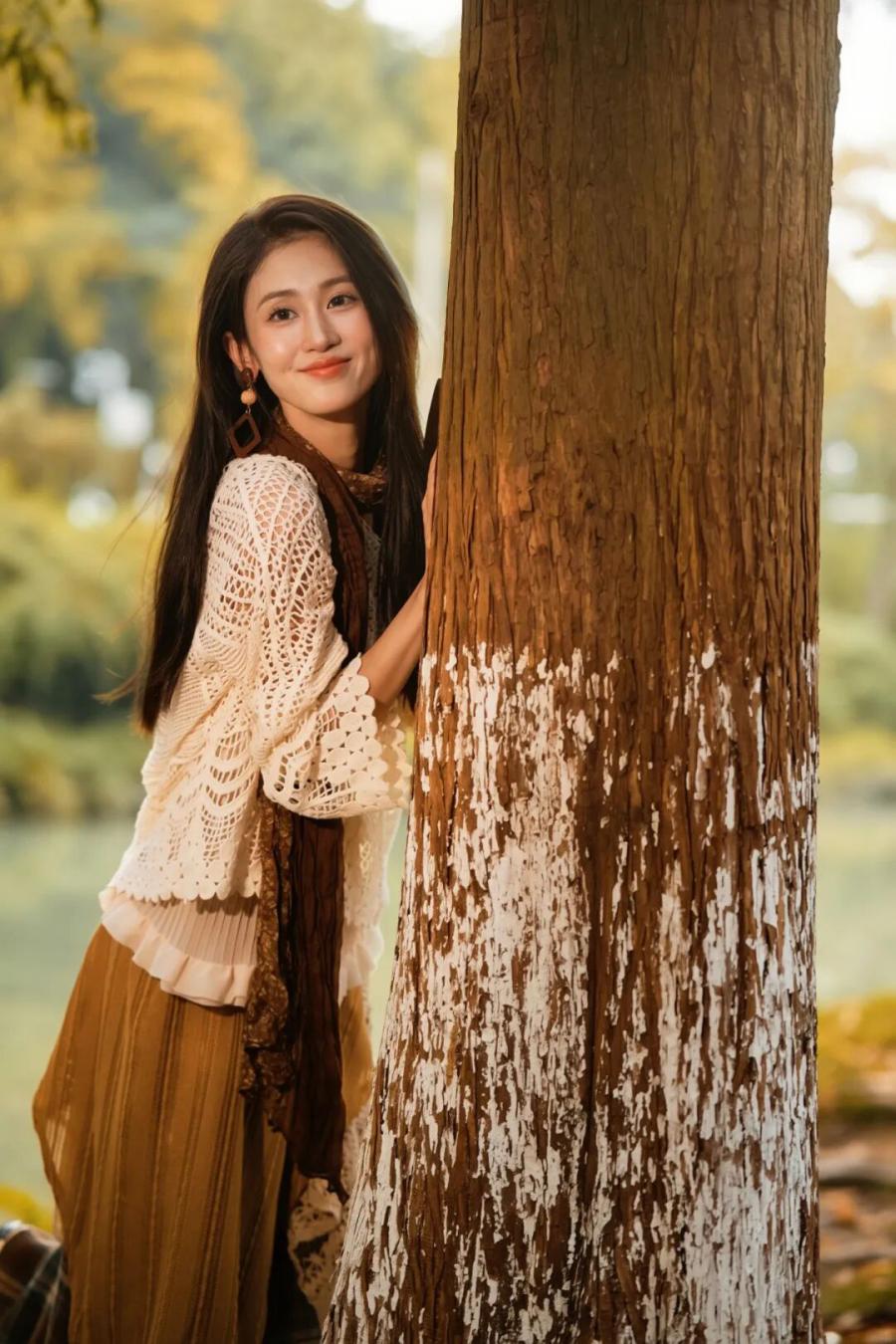 森系松弛感穿搭拍照全攻略：姿势 + 场景巧利用，普通人也能拍出林间氛围感大片-第8张图片-风享汇