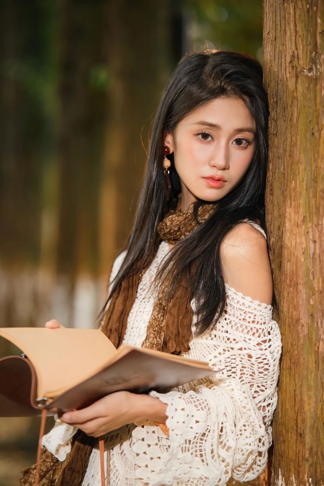 森系松弛感穿搭拍照全攻略：姿势 + 场景巧利用，普通人也能拍出林间氛围感大片-第7张图片-风享汇