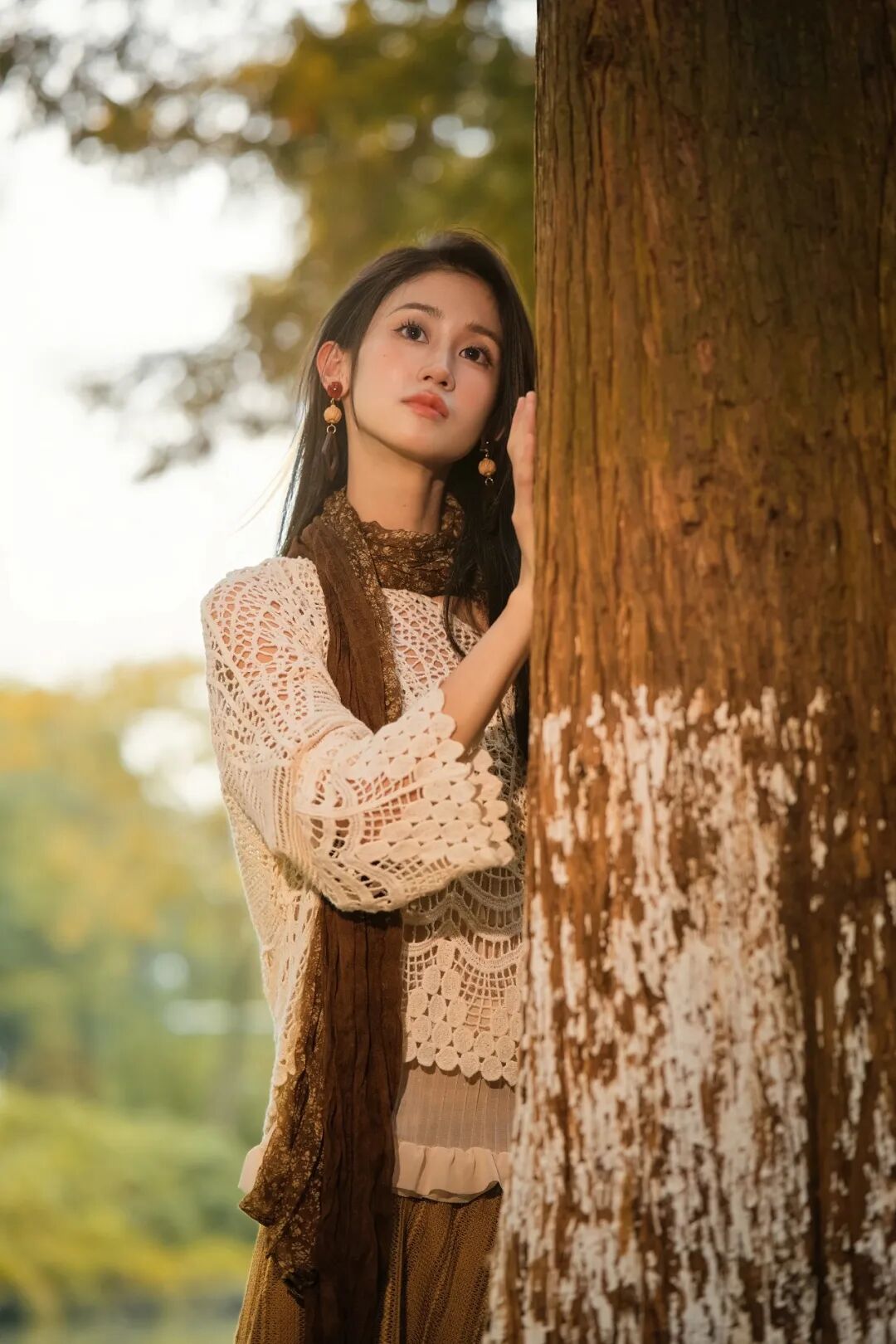森系松弛感穿搭拍照全攻略：姿势 + 场景巧利用，普通人也能拍出林间氛围感大片-第6张图片-风享汇