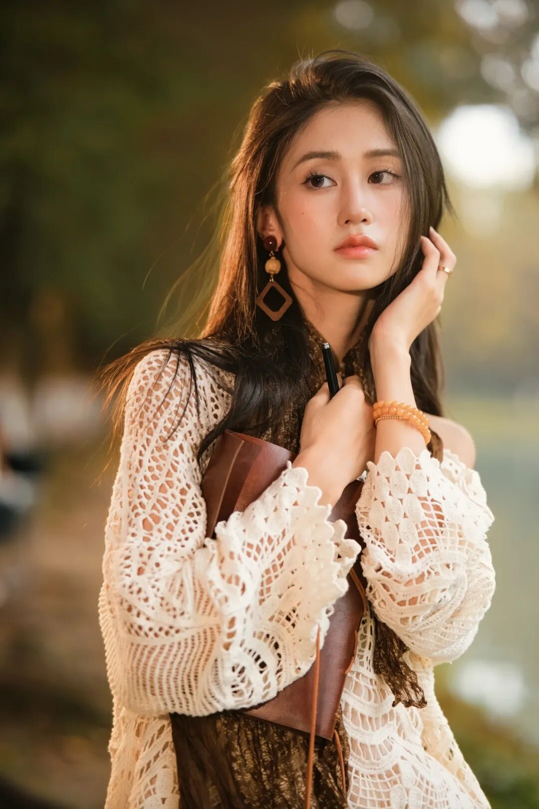 森系松弛感穿搭拍照全攻略：姿势 + 场景巧利用，普通人也能拍出林间氛围感大片-第5张图片-风享汇