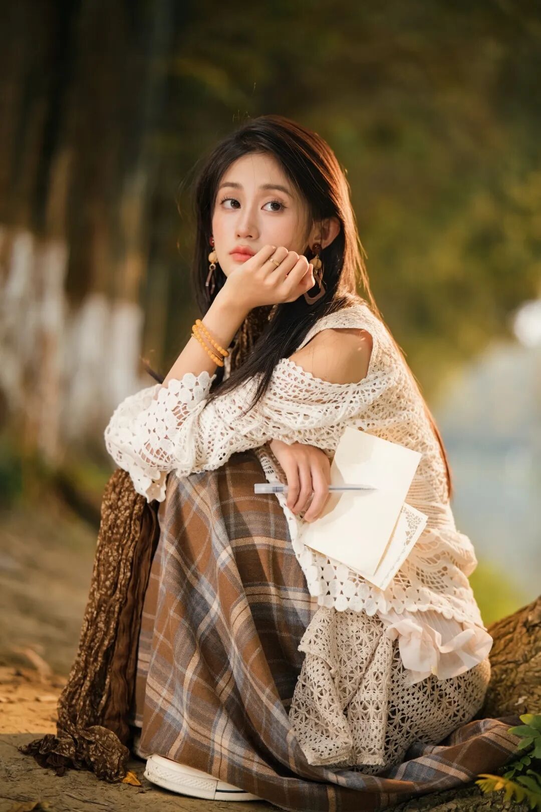 森系松弛感穿搭拍照全攻略：姿势 + 场景巧利用，普通人也能拍出林间氛围感大片-第9张图片-风享汇