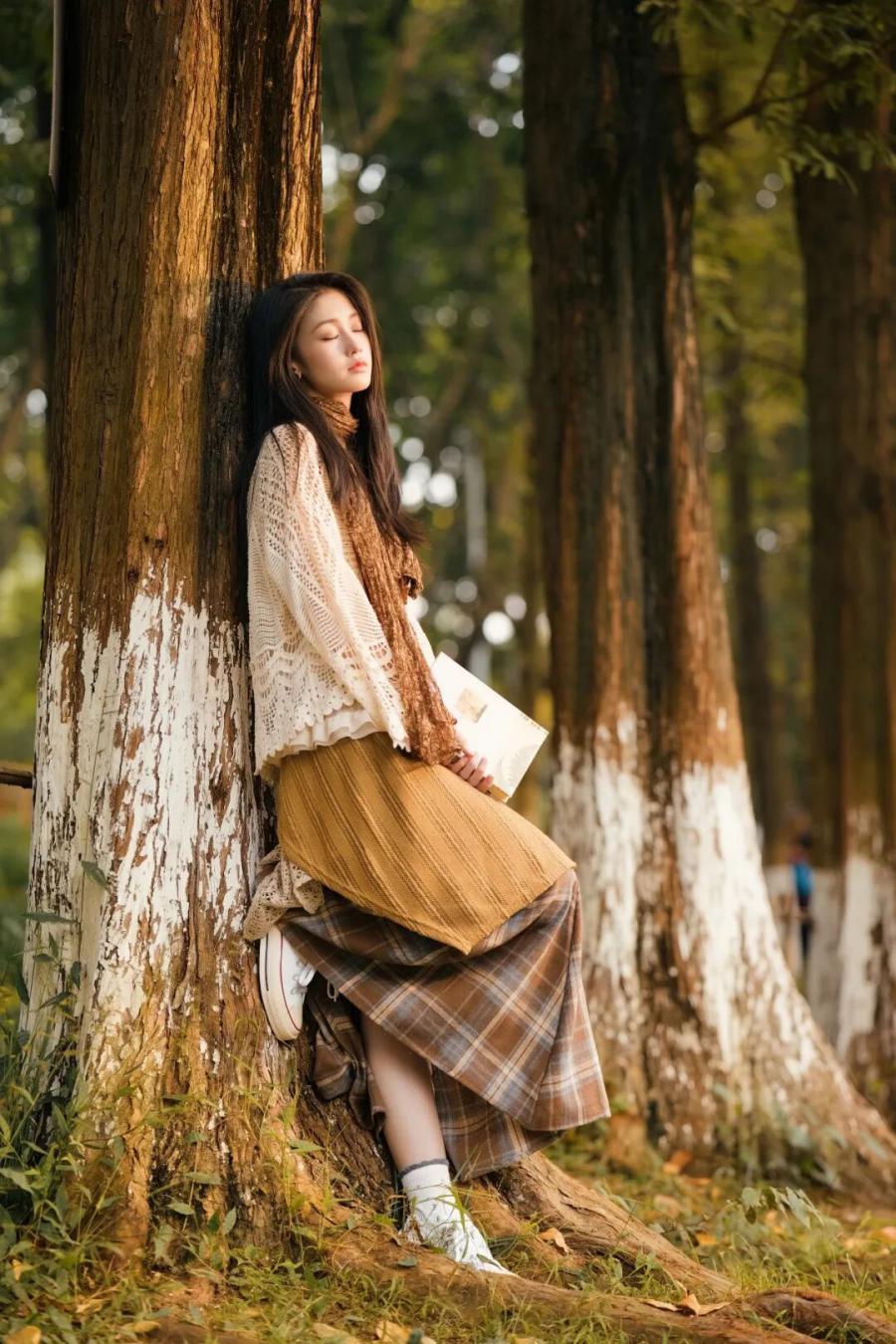 森系松弛感穿搭拍照全攻略：姿势 + 场景巧利用，普通人也能拍出林间氛围感大片-第11张图片-风享汇